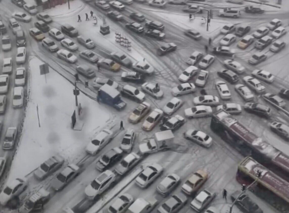 تصاویر عجیب قفل شدن شهر تبریز در برف/ خودروها امکان هیچ حرکتی ندارند