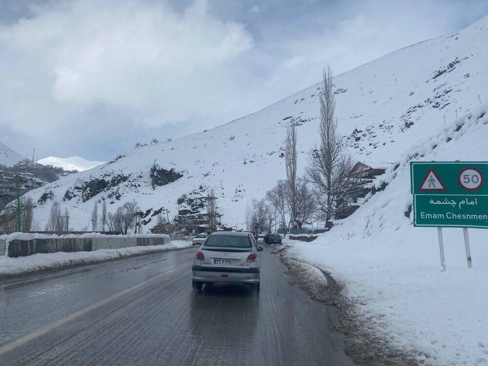 برف و باران در جاده‌های ۱۰ استان/ ترافیک نیمه‌سنگین در هراز