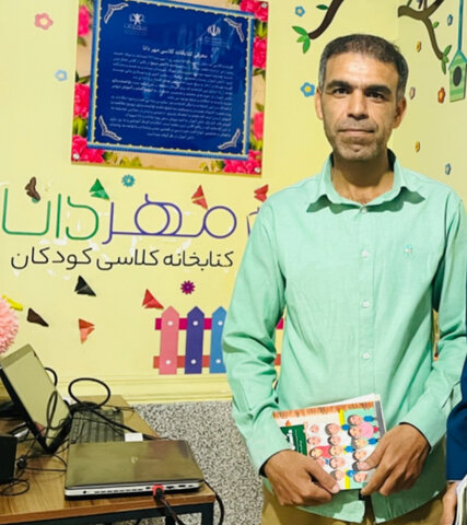 درباره معلم مینابی و یکی از زیباترین کتابخانه‌های کلاسی ایران / فرای کتاب‌ها، آن سوی مدرسه