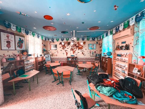 درباره معلم مینابی و یکی از زیباترین کتابخانههای کلاسی ایران / فرای کتابها، آن سوی مدرسه