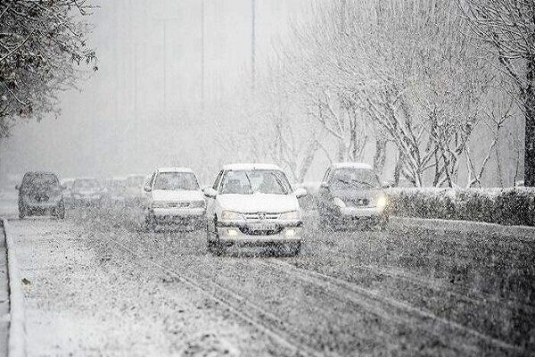 بارش برف و باران در جاده های البرز/ ترافیک سنگین است