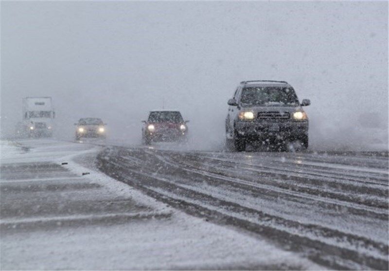 در جاده های ۲۶ استان کشور برف و باران می بارد / احتیاط کنید!