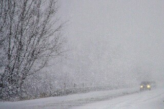 برف و کولاک شدید در جاده‌های لرستان/ از سفرهای غیرضروری پرهیز شود