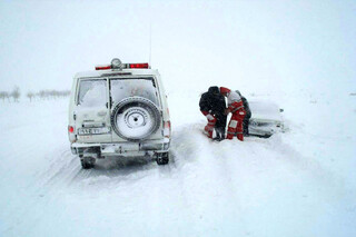 برف و کولاک در جاده ها/ تلاش نیروهای هلال احمر برای نجات و کمک به حادثه دیدگان