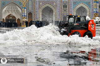 آماده‌باش کامل خادمان حرم مطهر رضوی در برای خدمت‌رسانی به زائران در شب و روز برفی مشهد