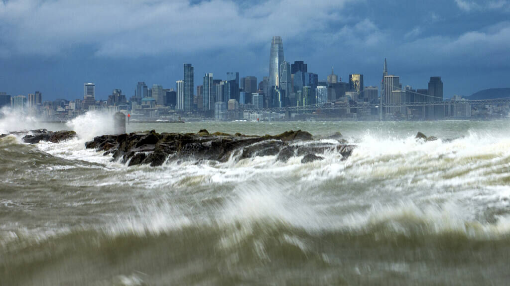 وقوع توفان شدید در آمریکا/ صدها هزار کالیفرنیایی بی‌برق ماندند