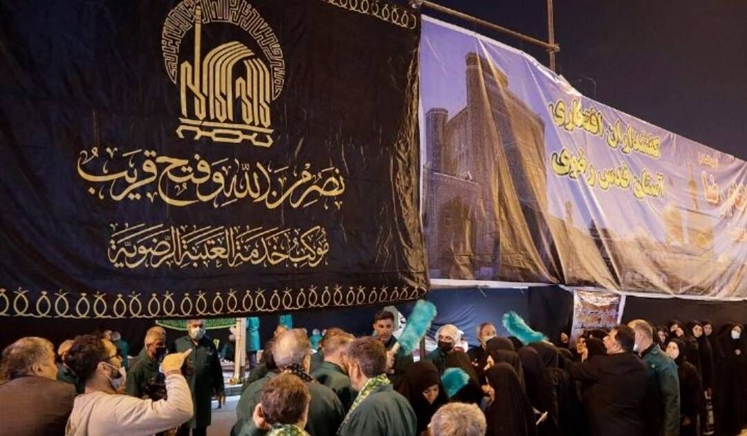 پذیرایی خادمان رضوی از زائران حضرت موسی بن جعفر(ع) در کاظمین
