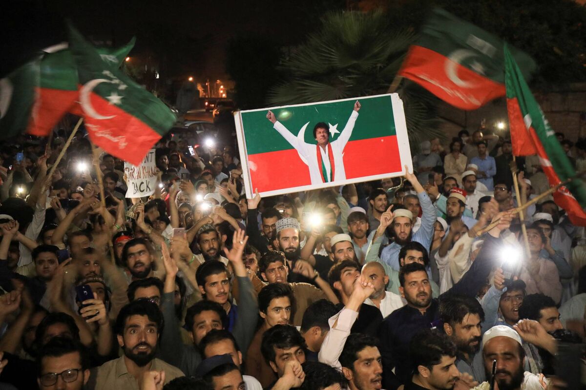 کت تن کیست؛ خان یا لشکر مخالفان؟ / نتایج اولیه انتخابات پاکستان، از موفقیت چشم گیر جناح نزدیک به عمران خان حکایت دارد