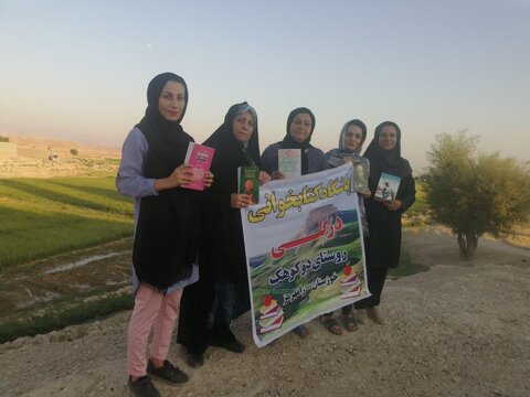 انباری که کتابخانه روستا شد/ درباره خدیجه احمدی و کار بزرگش در روستای دوکوهک رامهرمز