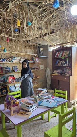 انباری که کتابخانه روستا شد/ درباره خدیجه احمدی و کار بزرگش در روستای دوکوهک رامهرمز