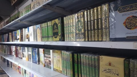 عرضه آثار عربی مرکز فقهی ائمه اطهار(ع) در نمایشگاه بین المللی کتاب نجف اشرف