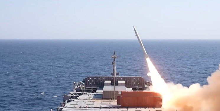 شلیک موشک بالستیک از روی ناو شهید مهدوی سپاه برای نخستین بار