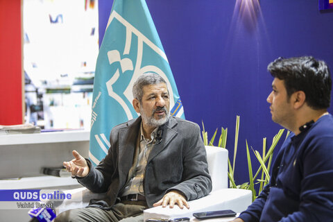 حسین کنعانی عضو سابق خانه احزاب در غرفه موسسه فرهنگی قدس