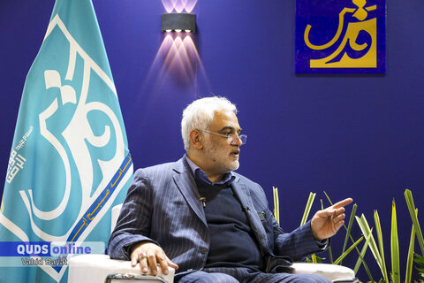 محمدمهدی طهرانچی رئیس دانشگاه آزاد اسلامی در غرفه موسسه فرهنگی قدس