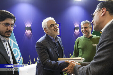 محمدمهدی طهرانچی رئیس دانشگاه آزاد اسلامی در غرفه موسسه فرهنگی قدس