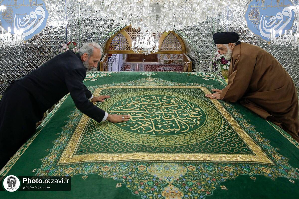 برگزاری آیین تعویض پوش ضریح حسین بن موسی الکاظم(ع) با حضور خادمان حرم مطهر رضوی