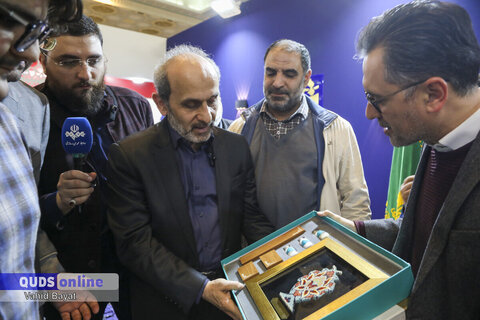 گزارش تصویری I بازدید دکتر پیمان جبلی رئیس سازمان صدا و سیما از غرفه موسسه فرهنگی قدس در نمایشگاه رسانه‌های ایران