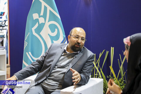 محمد جواد امام سخنگوی جبهه اصلاحات در غرفه موسسه فرهنگی قدس