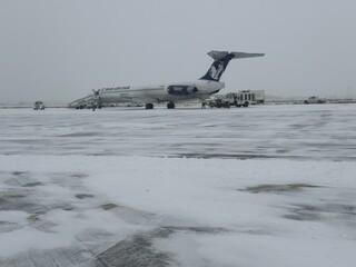 پروازهای فرودگاه مشهد با توجه به بارش برف در حال انجام است