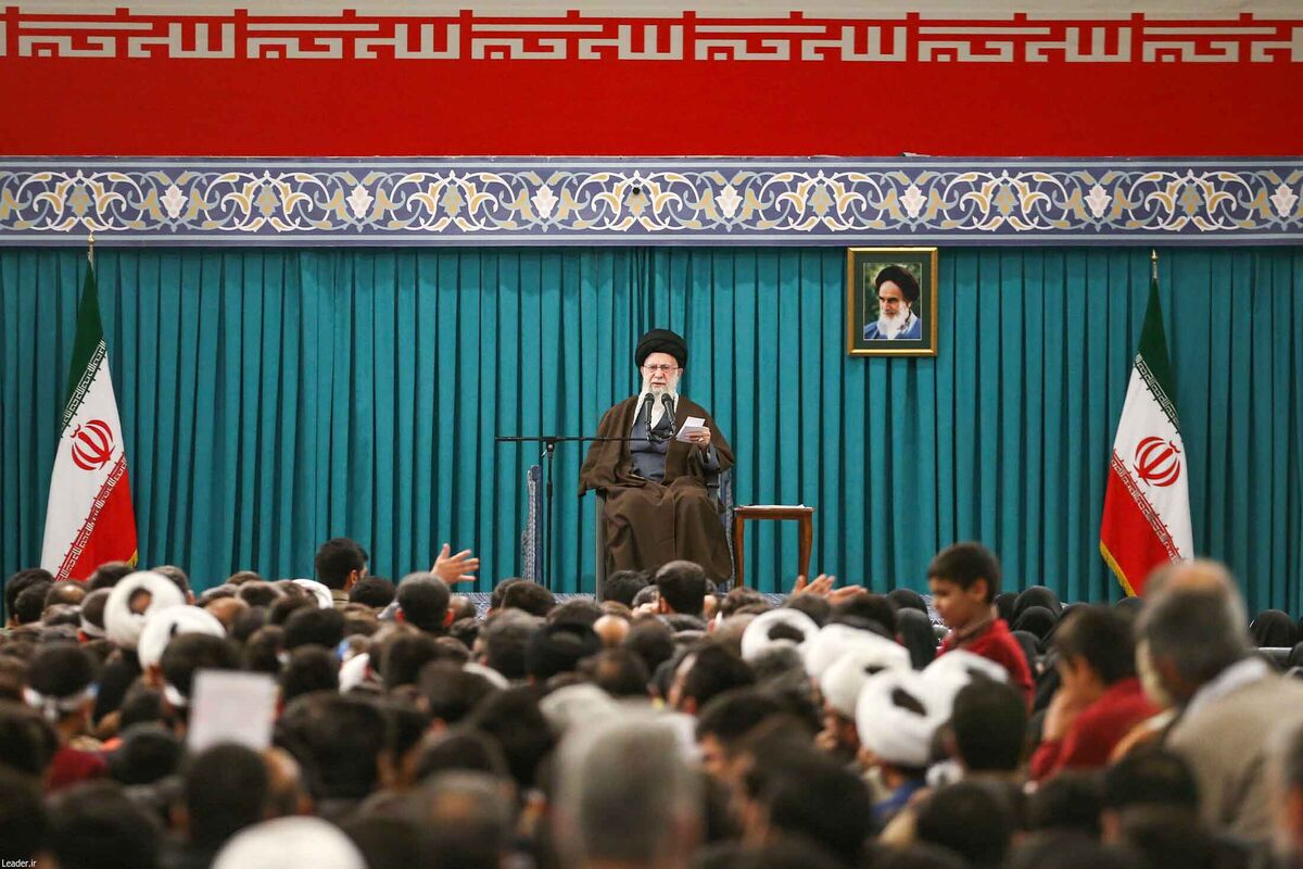 رهبر معظم انقلاب در دیدار جمعی از رأی اولیها و خانوادههای شهدا: انتخابات قوی و پرشور یکی از ارکان اداره درست کشور است