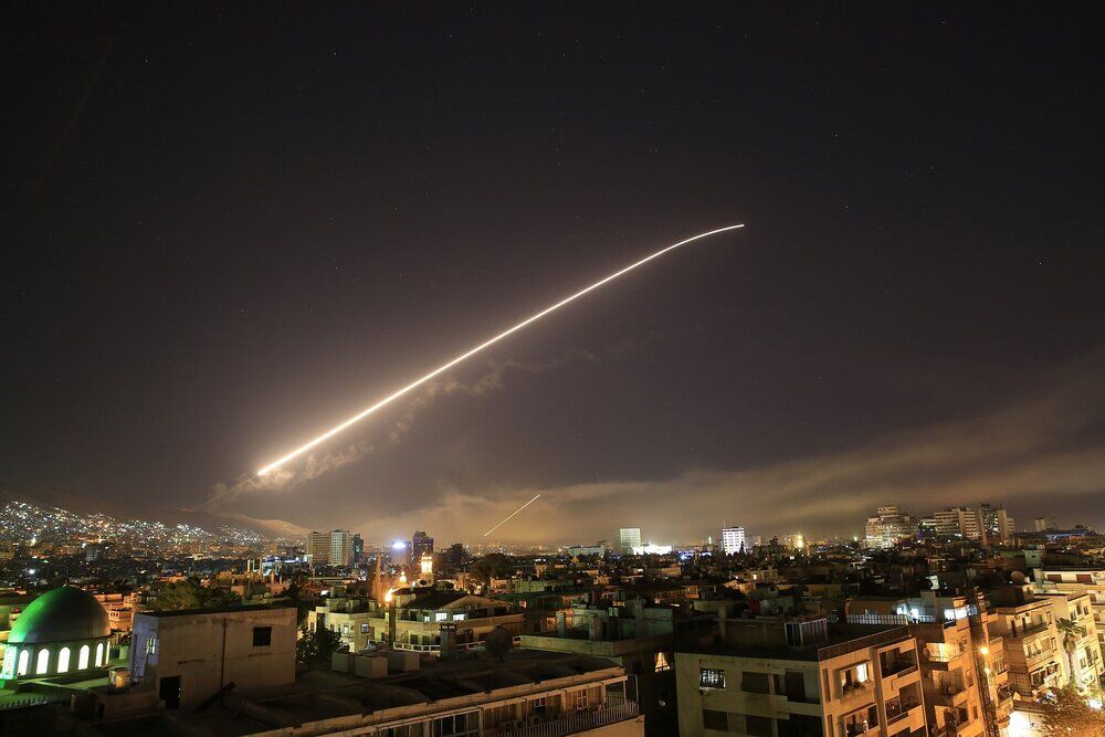 مقابله پدافند هوایی سوریه با حمله رژیم صهیونیستی به حومه دمشق