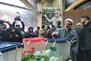 صف مردم کرمان در کنار مرقد شهید سلیمانی برای شرکت در انتخابات