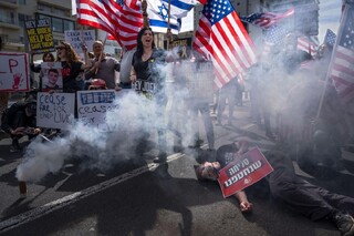تظاهرات صهیونیست‌ها مقابل سفارت آمریکا در تل‌آویو برای آزادی اسرایشان