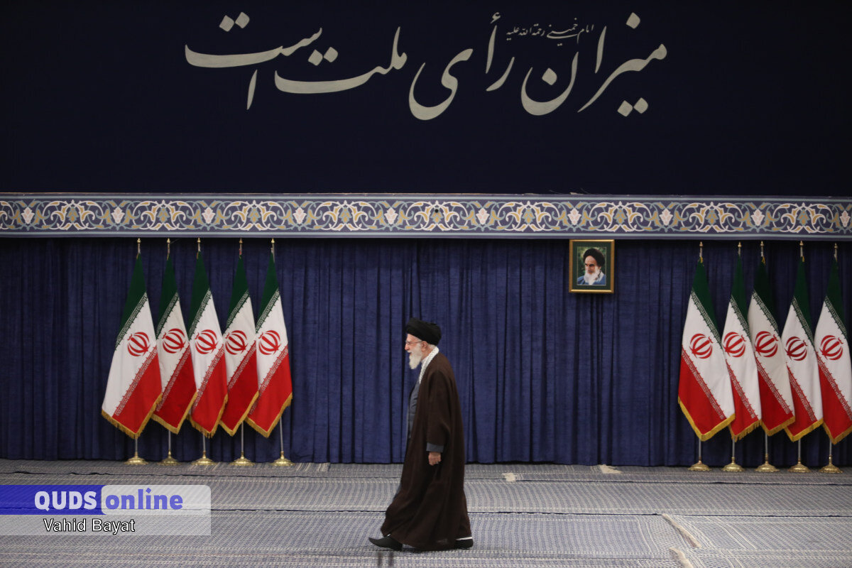 رهبر معظم روز ۱۱ اسفند ۱۴۰۲ بدون عصا هنگام رفتن برای رأیانداختن در صندوق آراء