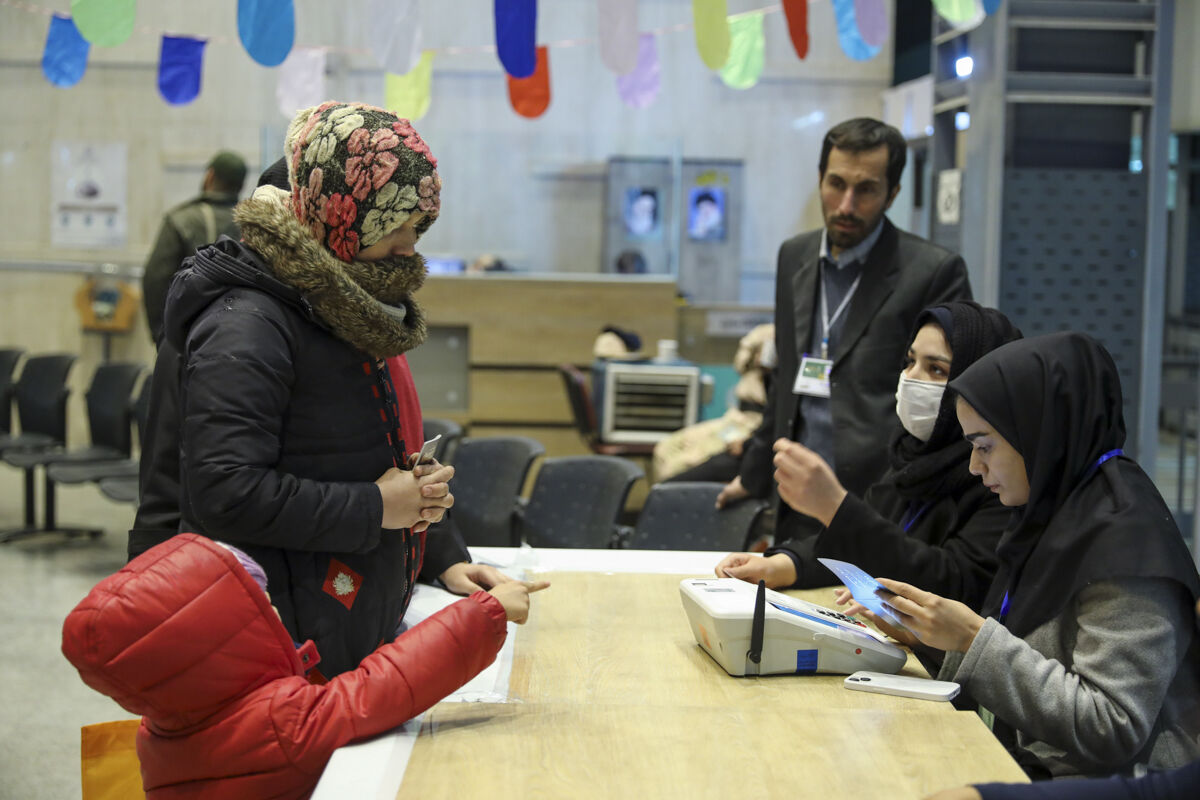 فیلم|مردم مشهد با حضور در شعبه اخذ رای از انتظاراتشان می‌گویند