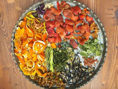 قصه معلم بازنشستهای که تغییر را از خودش آغاز کرد/ تولید۳ تن خشکاله خانگی