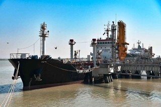 پهلو گرفتن کشتی تانکر ۴۰ هزار تنی نفت کوره در بندر امام خمینی