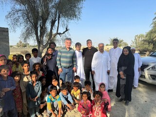حمید استیلی در جمع کودکان دشتیان؛ اهدای پیراهن تیم ملی و پرسپولیس به کودکان سیستان و بلوچستان