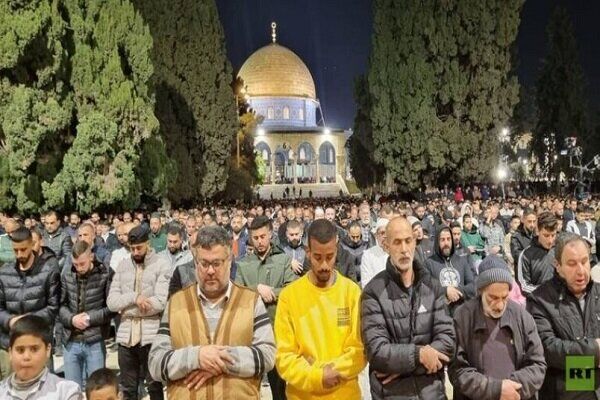 حضور۴۰هزار نمازگزار فلسطینی درمسجدالاقصی برغم محدودیت اشغالگران