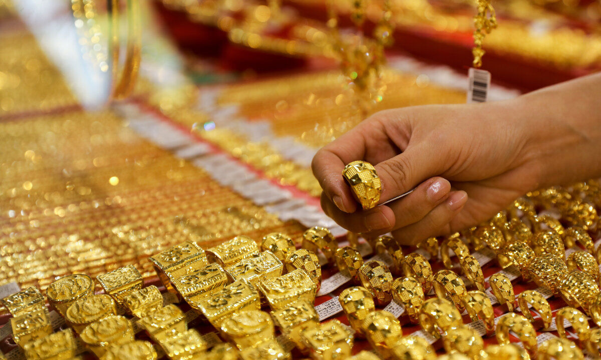 رئیس اتحادیه طلا و جواهر: افزایش قیمت طلا و سکه کاذب است / قیمت‌ها کاهش خواهد یافت