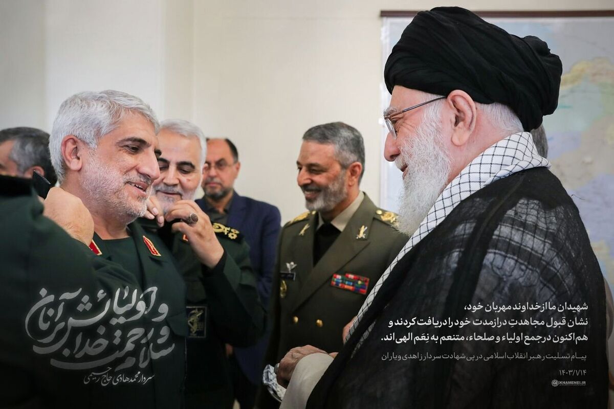 منتشر شد؛ تصویر اهدای درجه سرداری به شهید حاج رحیمی توسط رهبر انقلاب