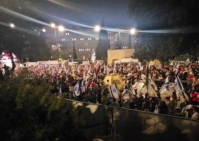 تظاهرات در مقابل ساختمان پارلمان رژیم صهیونیستی علیه سیاستهای نتانیاهو