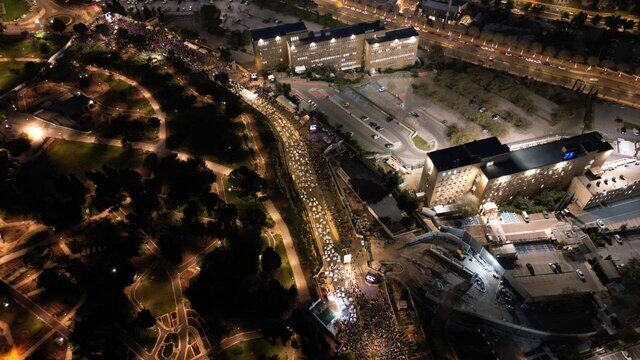 تظاهرات در مقابل ساختمان پارلمان رژیم صهیونیستی علیه سیاستهای نتانیاهو