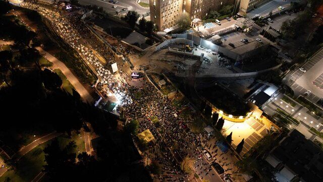 تظاهرات در مقابل ساختمان پارلمان رژیم صهیونیستی علیه سیاست‌های نتانیاهو