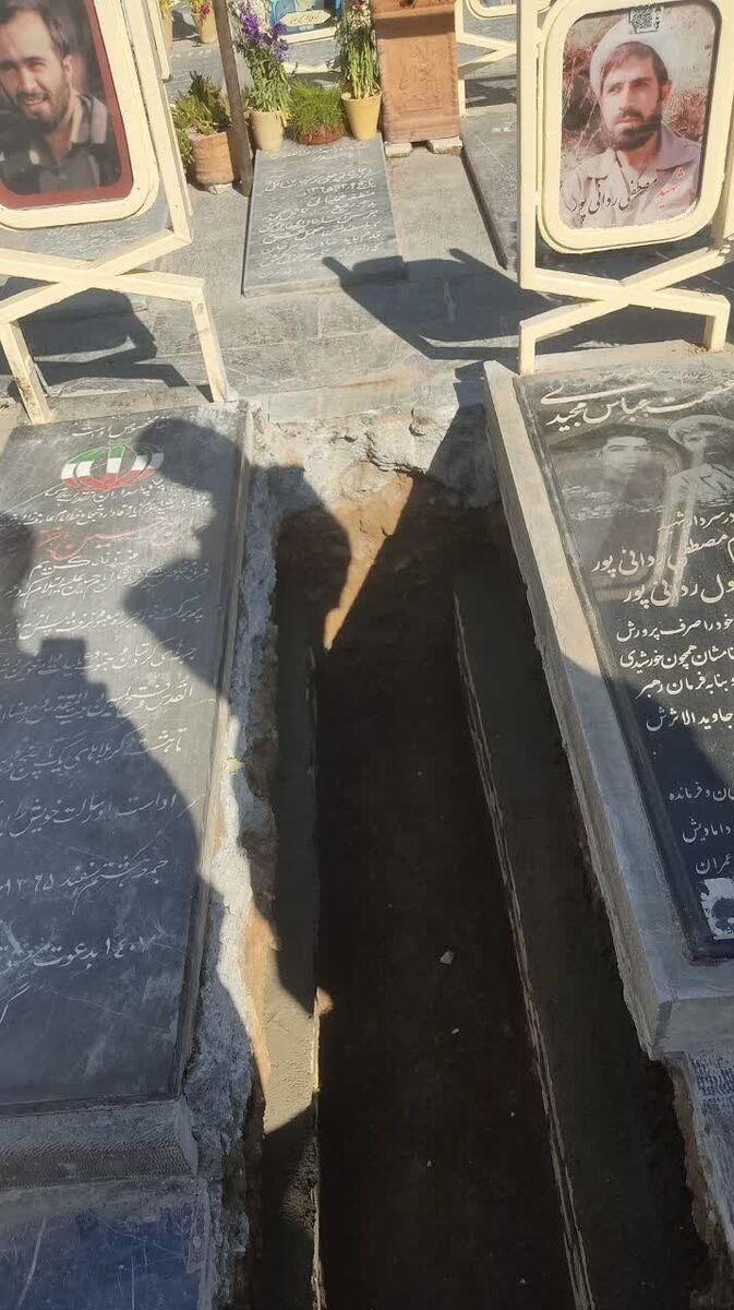 خاکسپاری شهید زاهدی در کنار شهیدان ردانی‌پور و خرازی