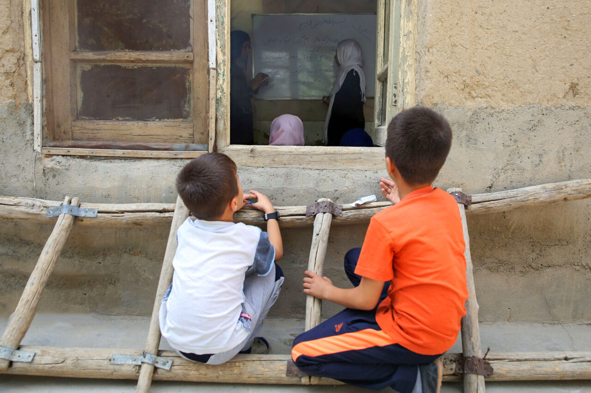 مجازات خانواده و مدارسی که مانع تحصیل کودکان می‌شوند
