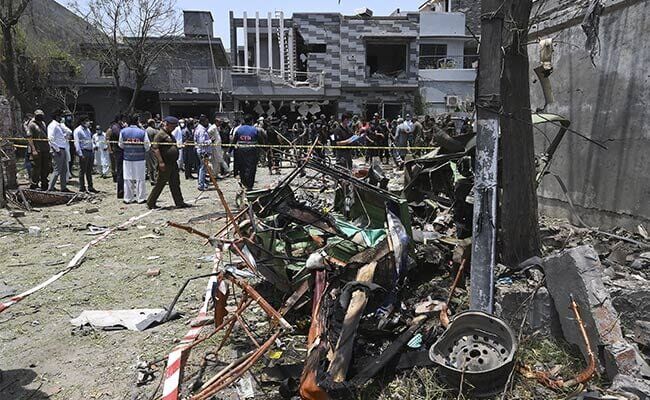 انفجار بمب در مسجد و بازاری در پاکستان/ ۲۳ نفر کشته و زخمی شدند