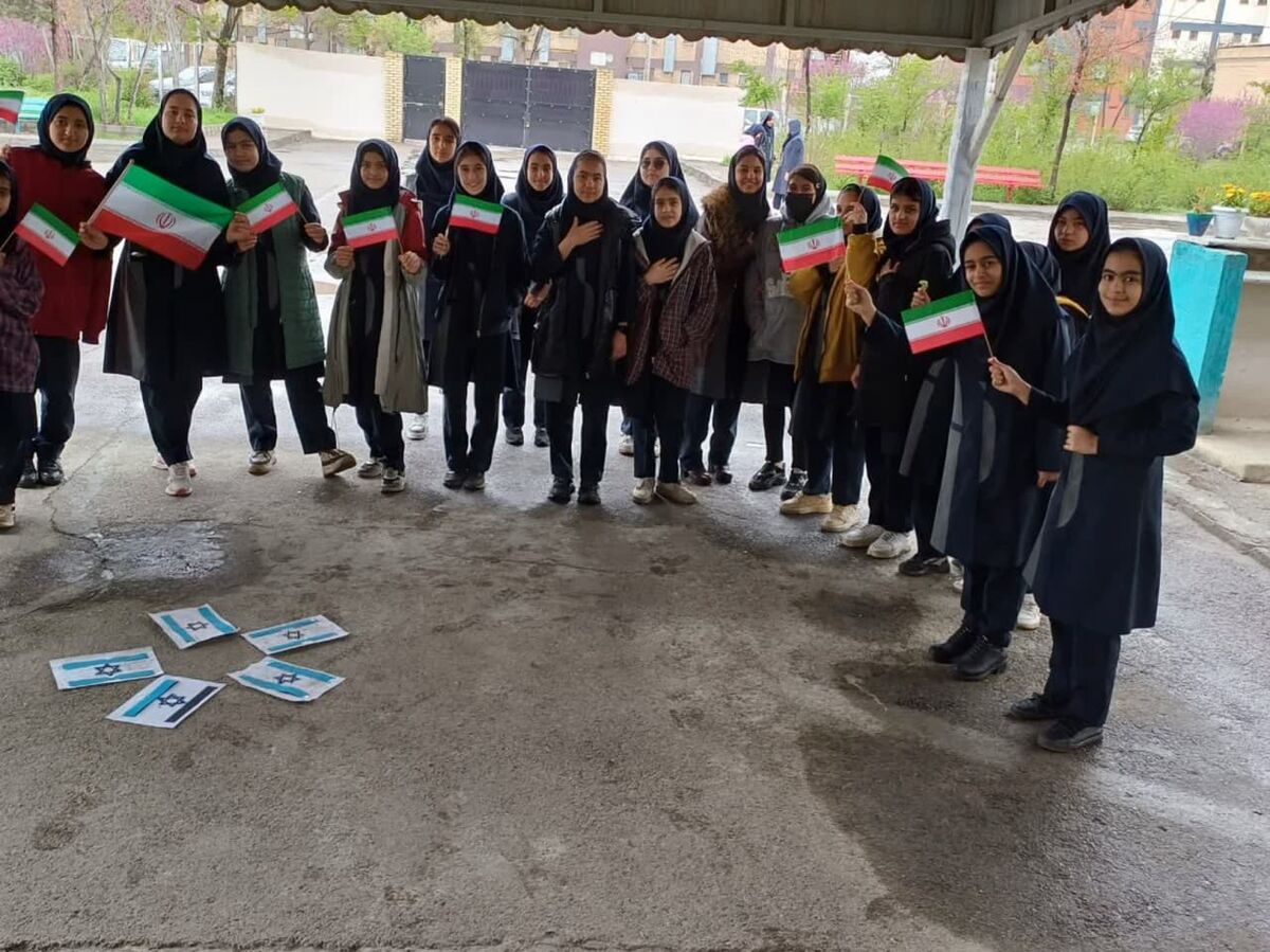 جشن دانش آموزان منطقه پدافند هوایی شمال شرق در حمایت از حمله ایران به اسرائیل
