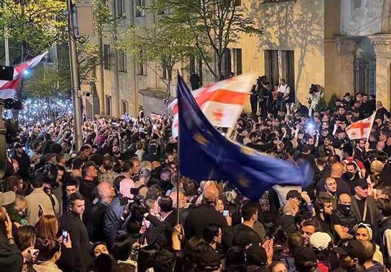 مقابله پلیس با اعتراضات مخالفان دولتی در گرجستان