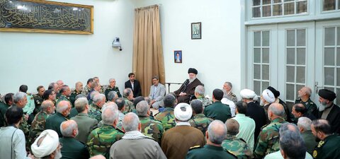 رهبر معظم انقلاب در دیدار جمعی از فرماندهان نیروهای مسلح: نوآوری در تسلیحات، شیوه‌ها و شناخت روش‌های دشمن همواره در دستور کار باشد