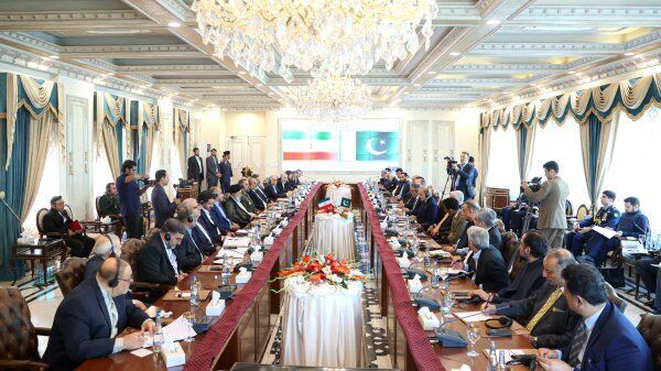رئیسی: تقویت همکاری‌های ایران و پاکستان در حل مشکلات منطقه موثر است/شهباز شریف: این سفر به پاکستان عزت بخشید