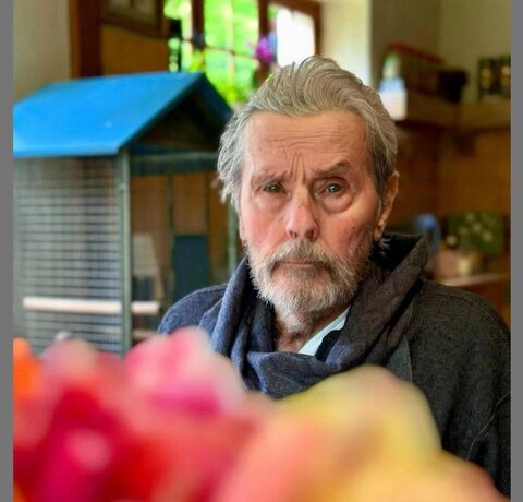 عکس| جدیدترین تصویر از آلن دلون/تغییر چهره عجیب آقای بازیگر در 88 سالگی
