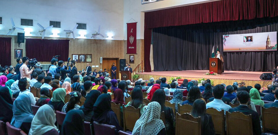 رئیس جمهور در دانشگاه لاهور: فکر و اندیشه ملتهای ایران و پاکستان توانایی ارائه حرفهای نو در حوزه فنی و علمی را دارد