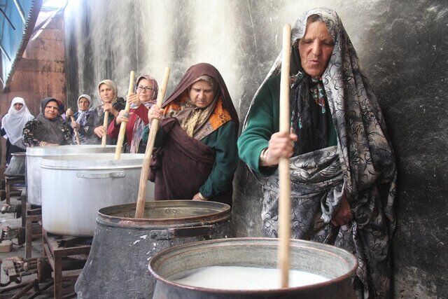آیین سنتی پخت شیربرنج در روستای توندر کوهسرخ خراسان رضوی برگزار می‌شود