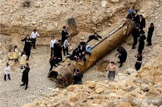 فیلم| وقتی خاخام‌های اسرائیلی از دیدن بقایای موشک ایران شگفت‌زده شدند