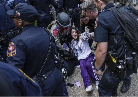 عکس| تصاویری از برخورد وحشتناک پلیس آمریکا با دختران دانشجو